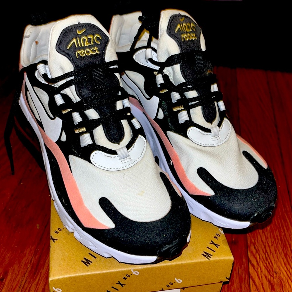 Kids Nike’s size 6, excellent condition.